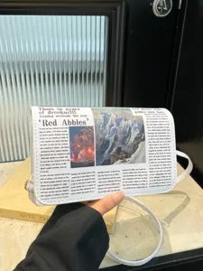 Sac à bandoulière tendance pour femme avec imprimé journal et chaîne design élégant