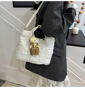Sac à épaule plissé blanc chic avec pendentif ours en peluche mignon pour le quotidien.