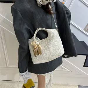 Sac à bandoulière texturé blanc pour femmes, sac seau décontracté avec pendentif d'ours.
