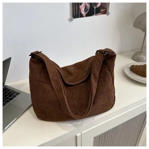 Borsa a tracolla casual in corduroy marrone da donna, grande capacità e stile chic.