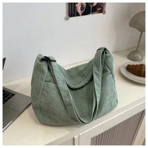 Dettaglio della borsa a spalla in velluto a coste con texture morbida e stile casual.