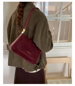 Vintage burgunderrote Wildleder Schultertasche für Damen, elegante und schicke Damentasche.