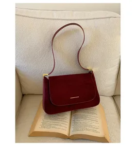 Damen weinrote Wildleder Umhängetasche elegante unterarm Handtasche mit goldener Hardware.