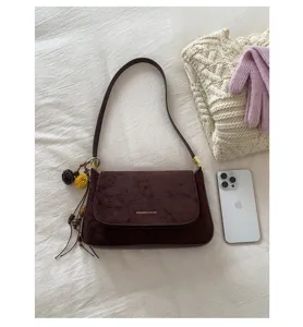 Schicke Wildleder Umhängetasche für Damen, elegante Herbst Winter Achseltasche mit Quasten Anhänger.