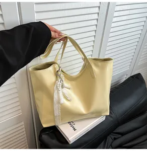 Κίτρινη γυναικεία τσάντα tote από PU δέρματα με κομψή πέρλα για καθημερινή χρήση.