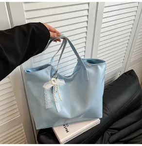 Γαλάζια τσάντα shopper PU λεπτομέρεια με λευκή δαντέλα μαργαριτάρι, casual στυλ.