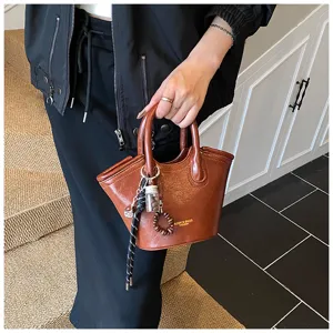 Elegante braune Damenhandtasche Umhängetasche Retro Shopper Tasche mit Anhänger