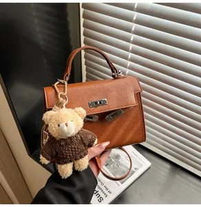 Bolso Kelly de cuero marrón con bonito colgante de oso, bolso de hombro para mujer detalle