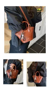 Vintage braune Lederhandtasche fuer Damen, stilvolle Henkeltasche und modische Umhaengetasche.