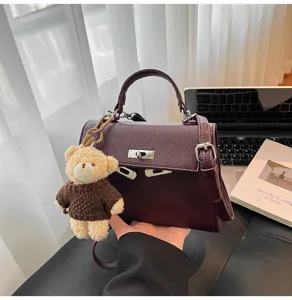 Bolso Kelly retro de cuero burdeos con lindo dije de osito de peluche, elegante bolso cruzado.