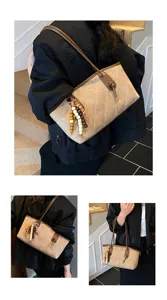 Borsa a mano da donna in camoscio, shopper elegante con trama trapuntata e pendente di perline.