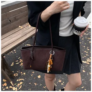 Borsa a mano marrone in camoscio da donna, elegante borsa trapuntata con perline di legno.