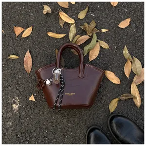 Vintage braune Damentasche aus Leder mit Anhängern, elegant und vielseitig für Alltag.