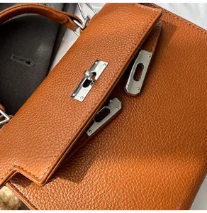 Bolso de mano Kelly de cuero marrón retro con cerradura metálica, elegante bolso.