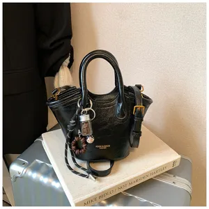 Schwarze Vintage-Handtasche aus Leder für Damen, stilvoller Shopper und modische Umhängetasche.
