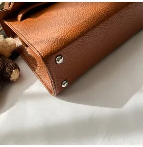 Bolso Kelly de cuero marrón retro detalle, bolso cruzado de hombro cuadrado minimalista.