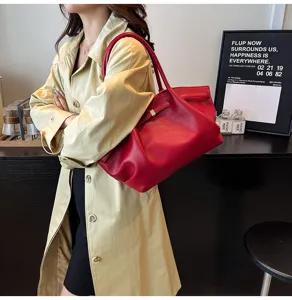 Vista dettagliata della borsa in pelle rossa in un contesto lifestyle con trama elegante.