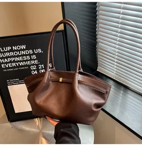 Elegante borsa tote in pelle marrone da donna, grande borsa a spalla per il lavoro quotidiano.