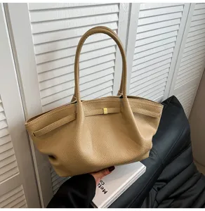 Vista dettagliata della elegante borsa a spalla in pelle marrone con design arricciato e fibbia.