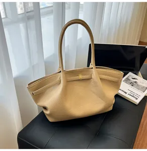 Dettaglio borsa tote in pelle beige, borsa a spalla casual da lavoro con chiusura metallica.