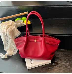 Borsa tote rossa in pelle vista dettagliata, texture martellata, doppi manici, stile elegante.