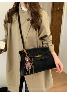 Vintage Wildleder Umhängetasche mit Bärenanhänger und Metallverschluss für Damen elegant