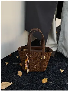 Retro leopard print bucket bag for women, stylish PU suede patchwork handbag with chic charm.