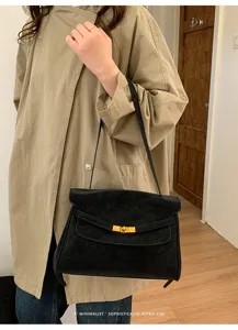 Schicke minimalistische schwarze matte Umhängetasche, Detailansicht mit Drehverschluss.