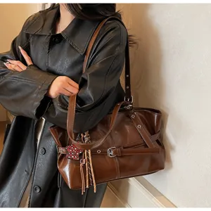 Borsa a tracolla vintage in pelle marrone da donna, elegante shopper con fibbia e ciondolo.