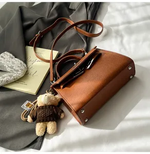 Bolso Kelly retro de cuero marrón para mujer bandolera con bonito colgante de oso de peluche.