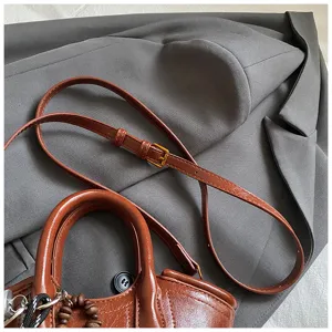 Vintage braune Leder Umhängetasche mit Henkel und verstellbarem Riemen für elegante Damen.