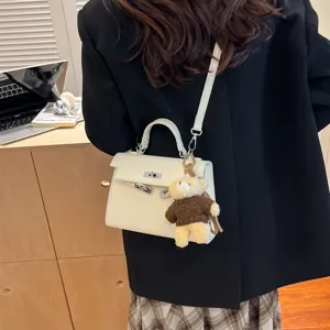Bolso cruzado Kelly retro de piel sintética blanca, elegante bolso de hombro con dije de oso.