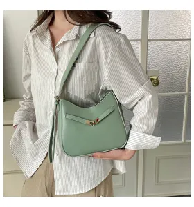 Close-up detail of a minimalist light green shoulder bag worn by a model in daily commute style.