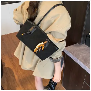 Elegante borsa a spalla nera in ecopelle scamosciata da donna con ciondolo perline in legno