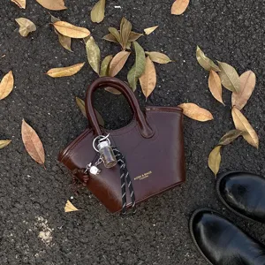 Retro braune Damentasche aus Leder, Vintage Herbst Handtasche Umhängetasche mit schicken Anhängern.