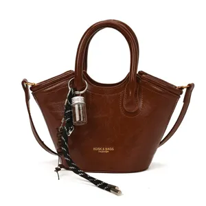 Retro braune leder damen handtasche vielseitige schulter umhängetasche mit anhänger hauptansicht