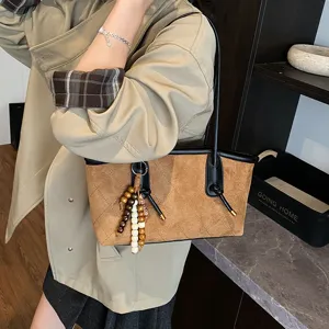 Borsa tote marrone in camoscio da donna, elegante borsa a spalla con ciondolo di perle.