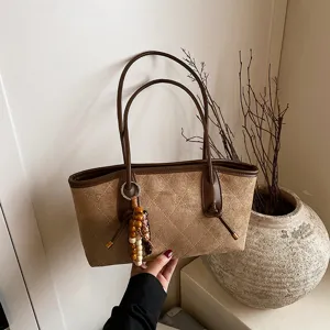 Borsa shopper trapuntata in camoscio marrone da donna, elegante borsa da lavoro con ciondolo di perle.
