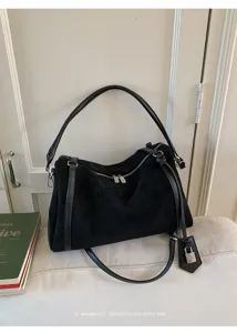 Bolso de hombro de ante negro con detalles plateados, elegante bolso cruzado para mujer.