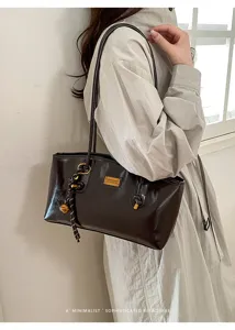 Bolso de hombro retro de charol marrón, bolso tote minimalista y chic para mujer.