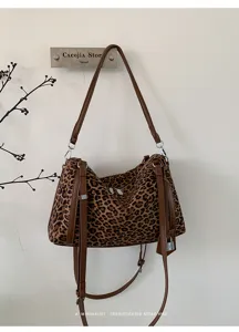 Bolso de hombro con estampado de leopardo y correas de cuero marrón para uso diario y casual.