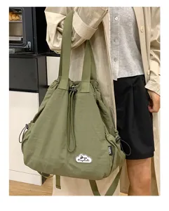 Vista detallada de elegante mochila verde arrugada con cordón ajustable y prácticos tirantes.