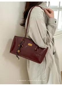 Bolso de hombro vintage burdeos para mujer, elegante y versátil bolso de mano.