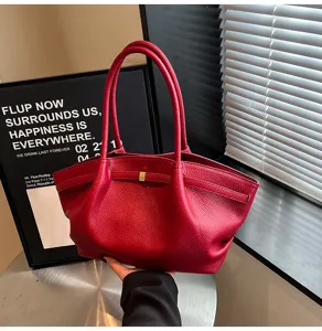 Dettaglio borsa shopper in pelle rossa, elegante borsa a spalla da donna con chiusura.