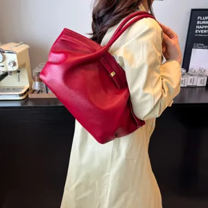 Borsa a tracolla in vera pelle rossa da donna, elegante shopper capiente per lavoro e tempo libero.