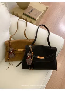 Retro Wildleder Umhängetasche mit Bärenanhänger, minimalistische Vintage Crossover Tasche.