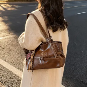 Vintage Grande Capacità Borsa Tote Per Donne Pelle PU Casual Commuter Borsa A Tracolla Con Ciondolo Borsa
