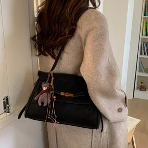 Retro matte einfarbige Umhängetasche mit süßem Bärenanhänger und Schloss für Damen Pendler
