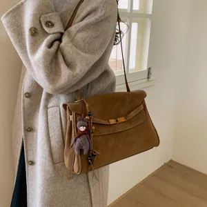 Retro braune matte Umhängetasche mit süßem Bärenanhänger, vielseitige Pendler Handtasche.