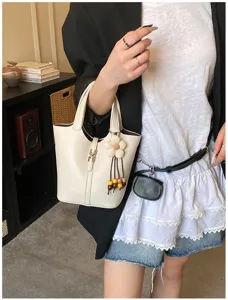 Schicke Leder-Eimer Tasche für Damen, retro Pendler Handtasche mit Blumenanhänger Metall.
